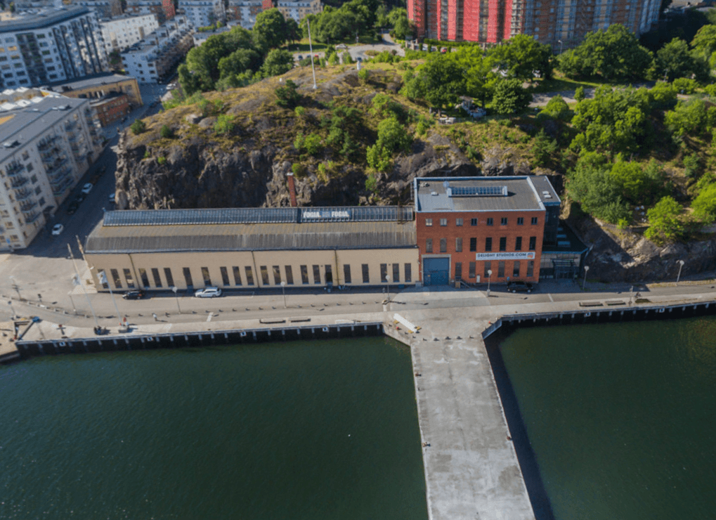 Finnboda Varvsväg 19B — sjönära fastighet vid kajen