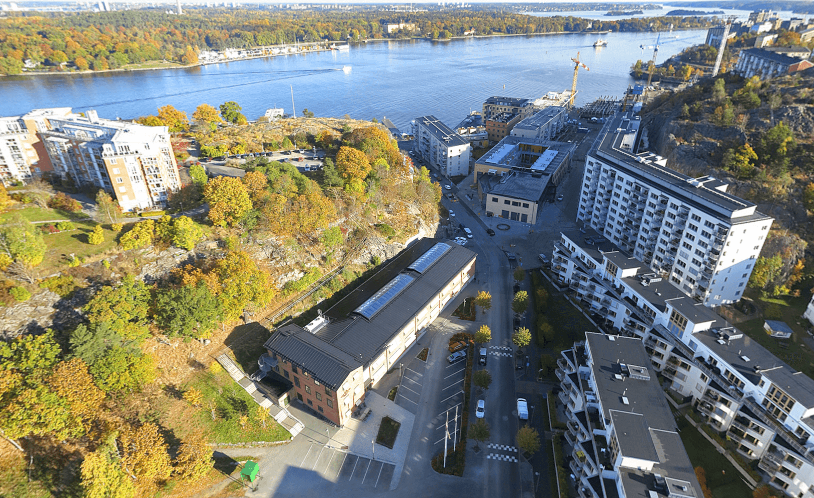 Finnboda Varvsväg 9 — drönarbild över Finnboda hamn